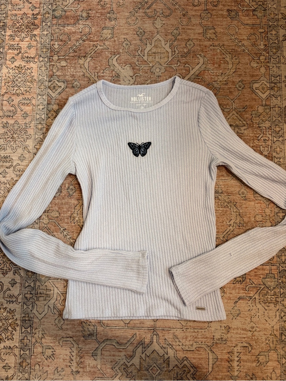 Hollister Light Gray Ribbed Long-Sleeve Top with Black Butterfly